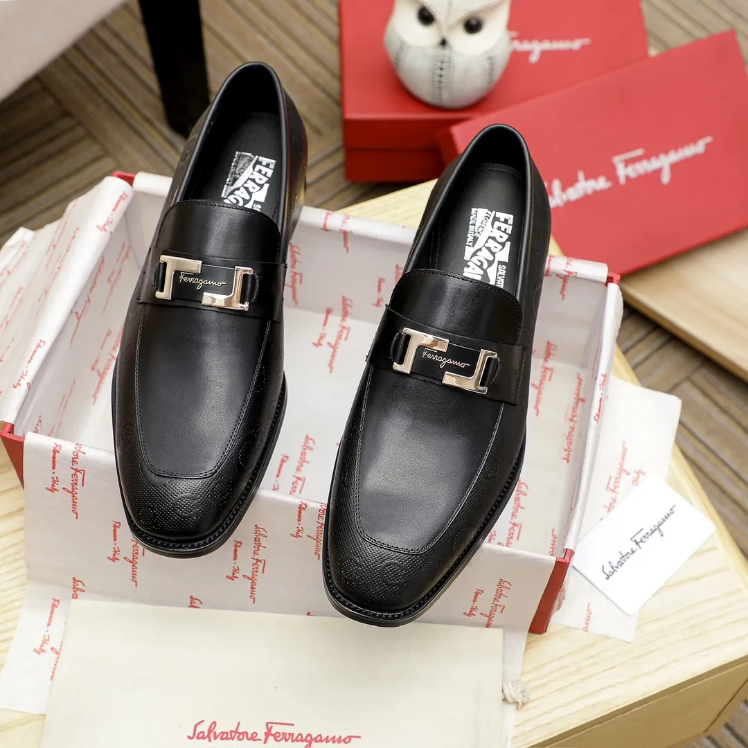 Factory price 460 🔥Ferragamo's new men's casual slip-on shoes🇨🇳Official website original 1:1 mold opening, original quality💯Fine workmanship, high-end luxury☘The upper is made of imported Italian first-layer cowhide🌴Water-dyed🐂Leather lining🍓Rubber wear-resistant and non-slip outsole, breathable and comfortable to wear🍍The first choice for high-grade men, black is optional! Code number 38-44 (45.46. Can be customized)